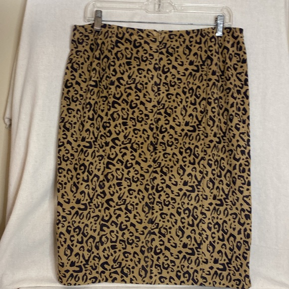 Chico’s BLACK LABEL Cheetah Print
Printed Faux-Suede Skirt Zipper Accents Size 1 - Picture 2 of 9